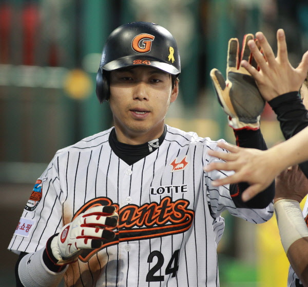 황재균선수의 타격으로 홈으로 들어온 김문호선수